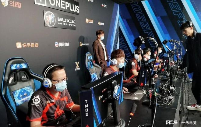 闪光灯下 闪光灯下